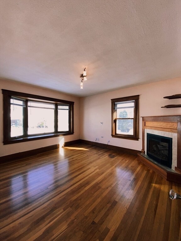 Foto del edificio - 4-4 Sunset Hill Rd