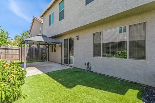 Building Photo - Gorgeous Roseville Home in Gated Community!