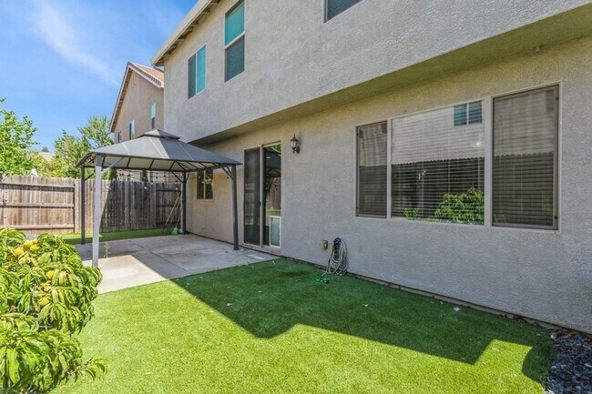 Foto del edificio - Gorgeous Roseville Home in Gated Community!