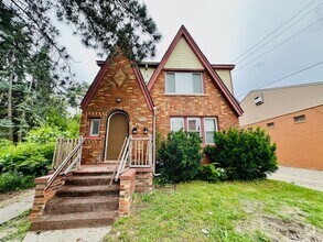 Building Photo - 15895 Cloverlawn Ave