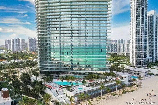 Foto del edificio - 18975 Collins Ave