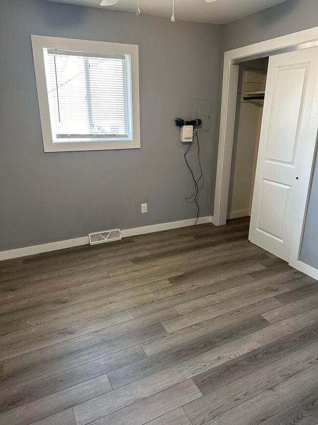 Building Photo - Available Now!  Renovated Southside 2BR/1BA duplex