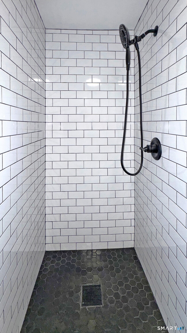 Building Photo - 18 Riverside Ave