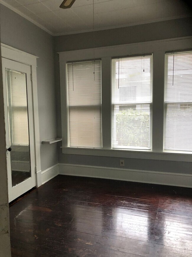 Foto del edificio - First month 1/2 OffLarge duplex w southern...