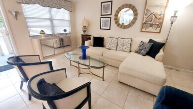 Building Photo - 2067 Ainslie Dr