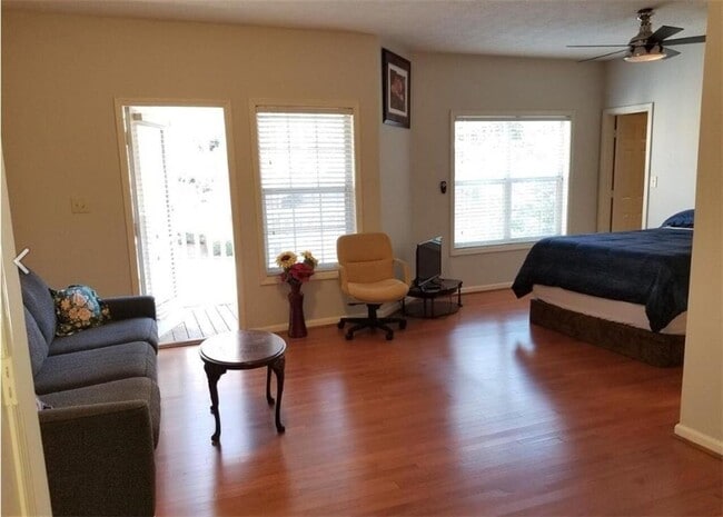 Building Photo - 1250 Parkwood Cir SE