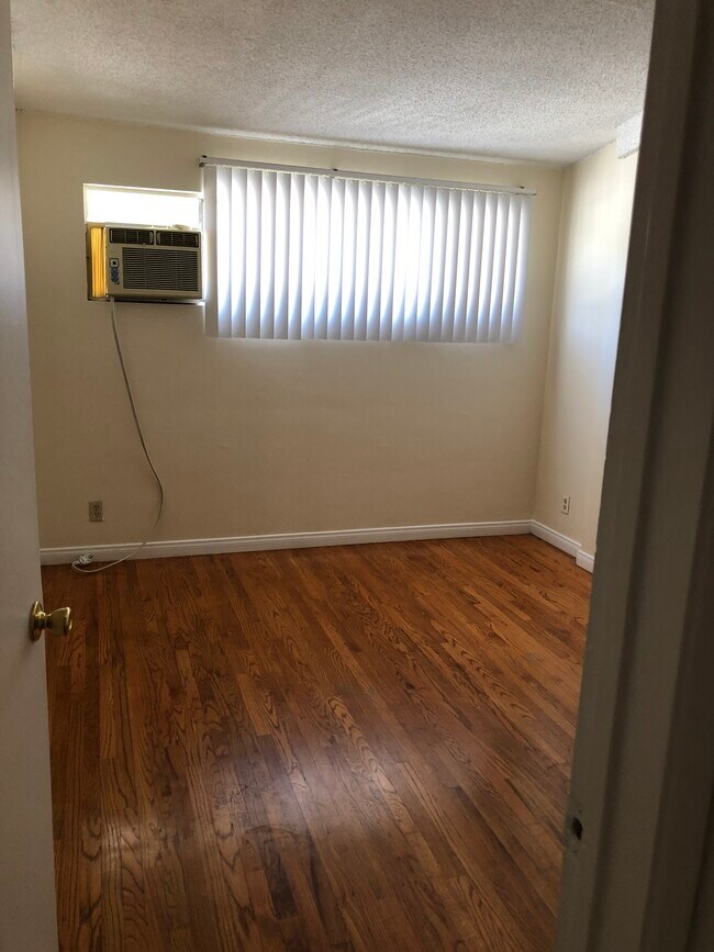 Foto del edificio - 6135-6145 Woodman Ave