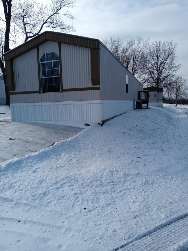Building Photo - 262 Golden Crest Dr