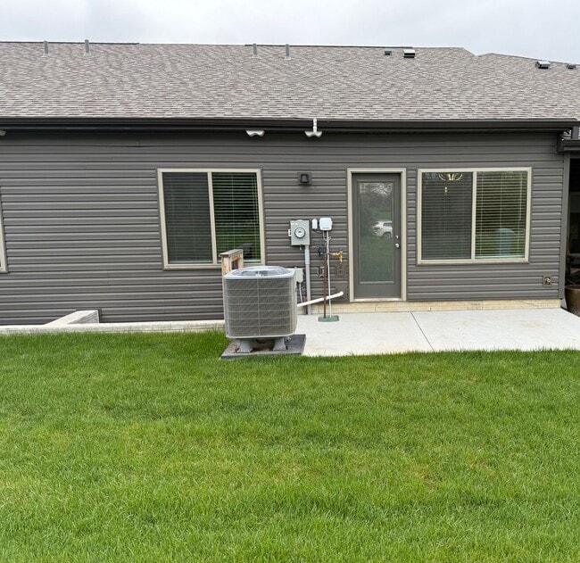 Building Photo - Ranch townhome with 2 stall garage. Spacio...