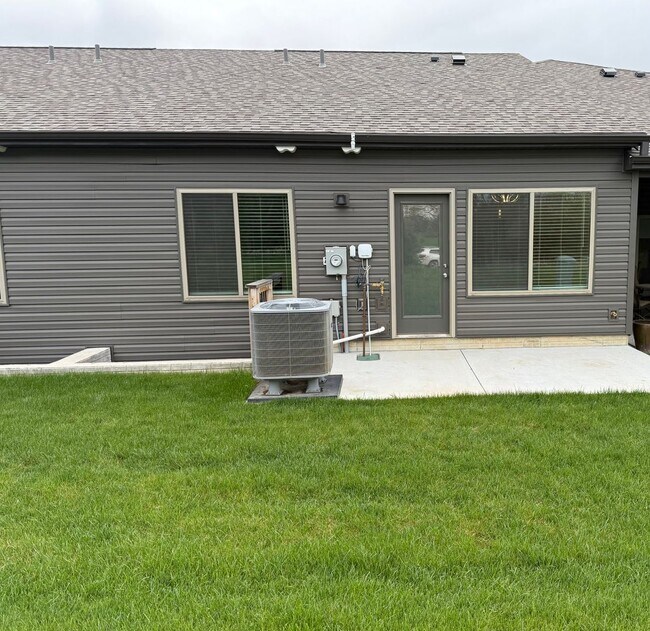 Foto del edificio - Ranch townhome with 2 stall garage. Spacious 2 bedrooms/2.5-bathroom, 1st floor laundry