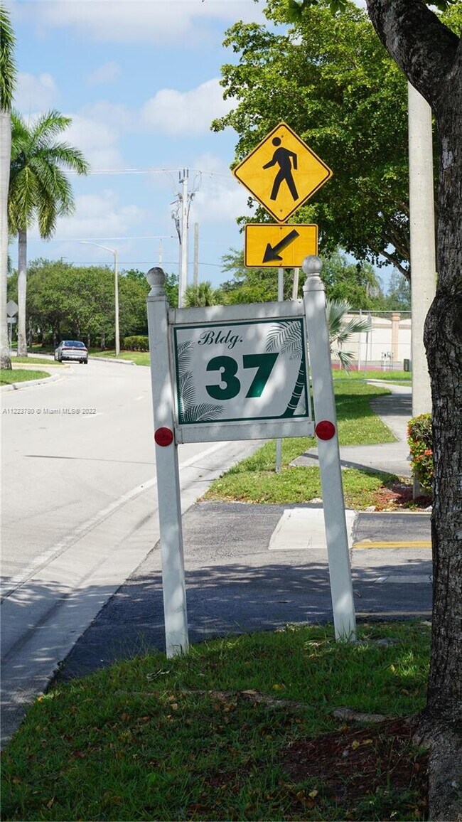 Foto del edificio - 8135 Sunrise Lakes Blvd