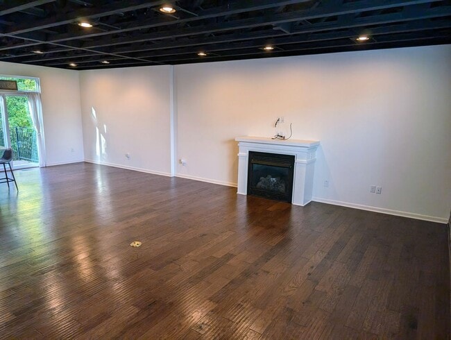 Building Photo - AVAILABLE NOW! Luxurious and Modern 3-4 Bedroom / 3.5 Bath Townhome in the Twin Lakes Community!