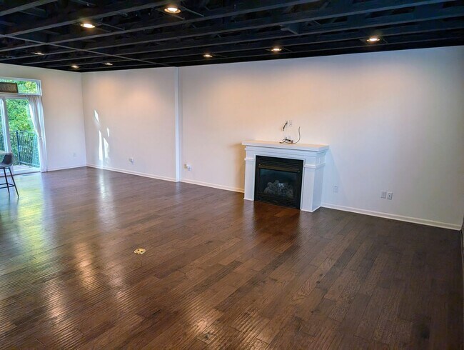Foto del edificio - AVAILABLE NOW! Luxurious and Modern 3-4 Bedroom / 3.5 Bath Townhome in the Twin Lakes Community!