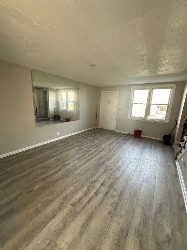 Building Photo - Newly renovated 3 bed, 2 bath