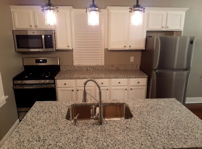 New Granite countertops & stainless steel appliances - 4343 Grover Ave