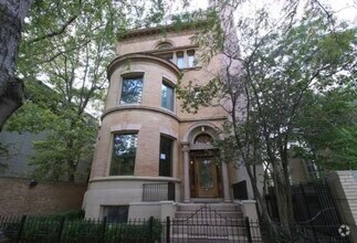 Building Photo - 1352 N La Salle Dr