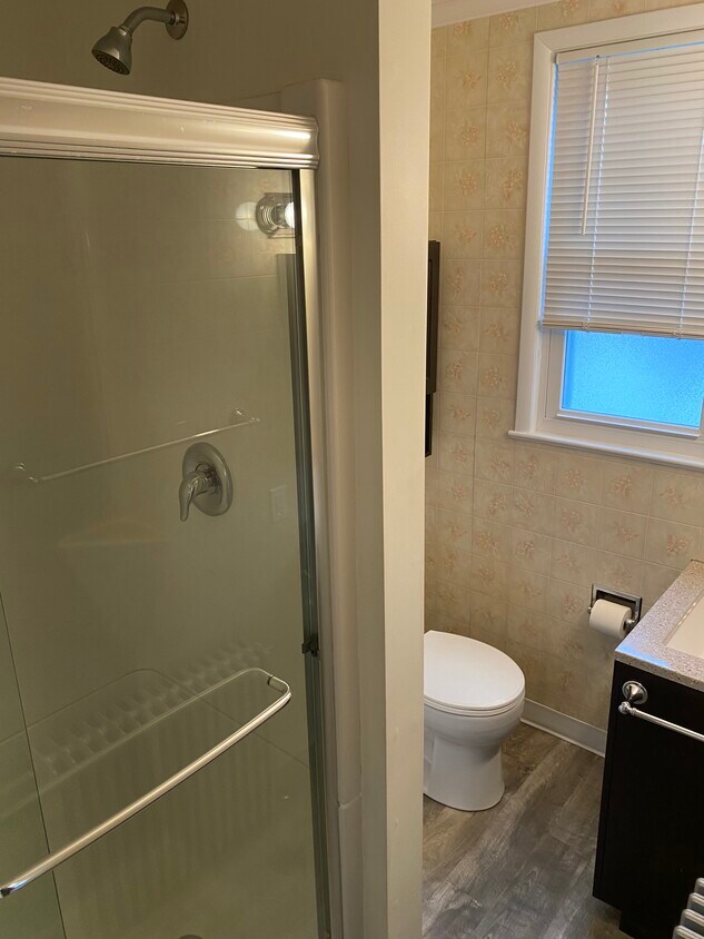 Full Bath - 330 E Philadelphia Ave