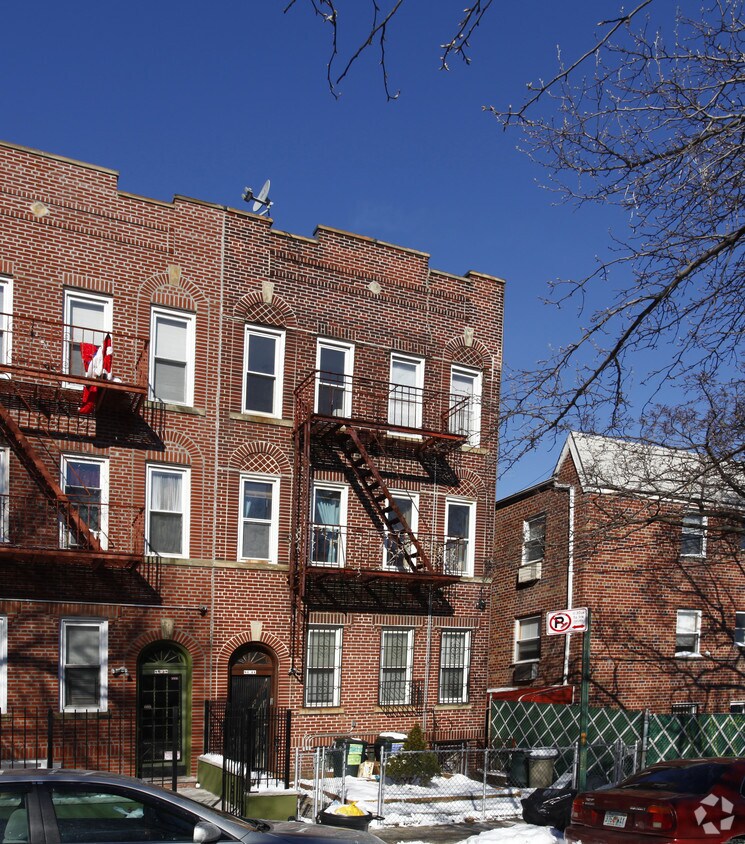 Foto principal - 86-41 56th Ave