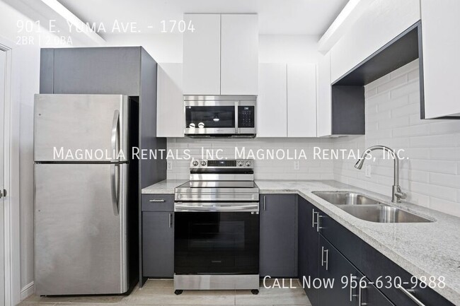 Building Photo - 901 E Yuma Ave