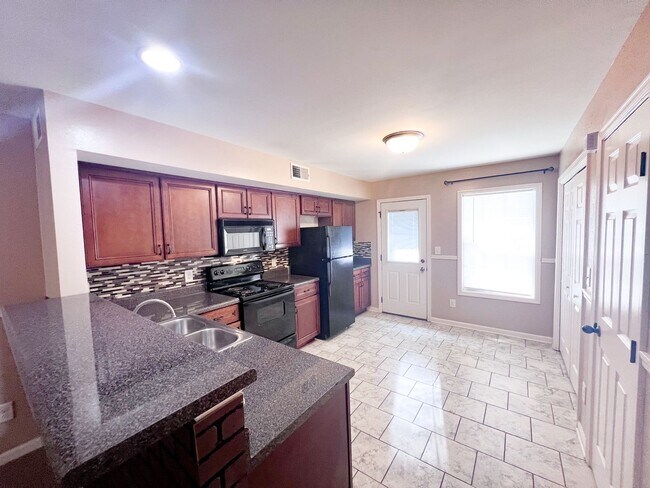 Foto del edificio - 2 Bedroom 1.5 Bathroom Townhome