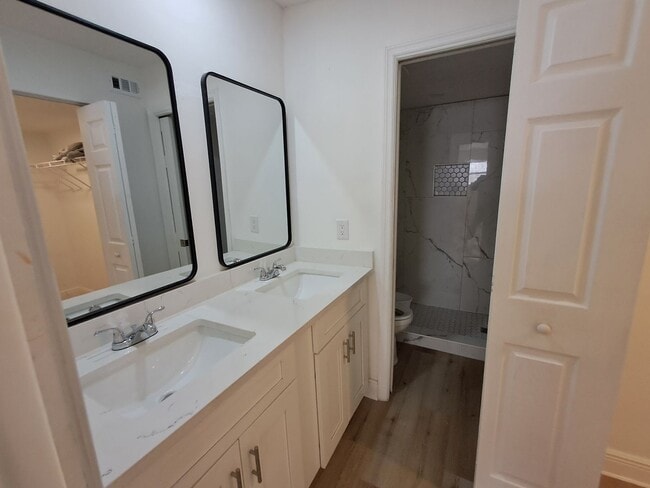 Foto del edificio - 2/2 Condo Off of McGreggor $500 OFF FIRST MONTH