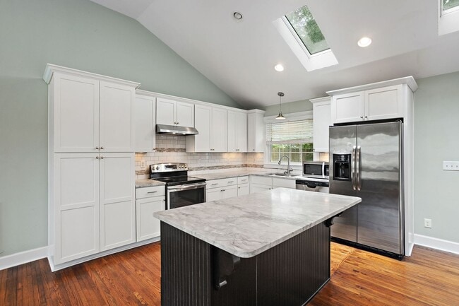 Building Photo - Incredible Inglewood House w/ beautiful hi...