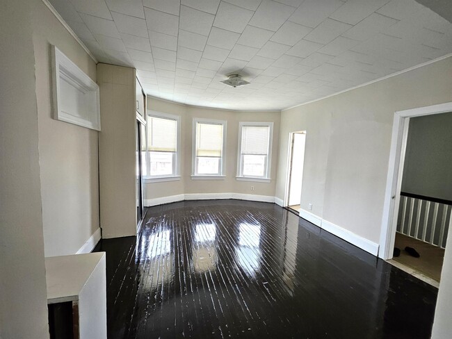 Building Photo - 726 5th St