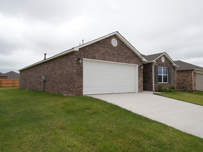 Building Photo - 4 Bedroom Home Available For Mid-September...