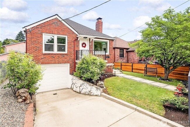 Building Photo - Charming 4 bed, 2 bath, fully fenced, cove...