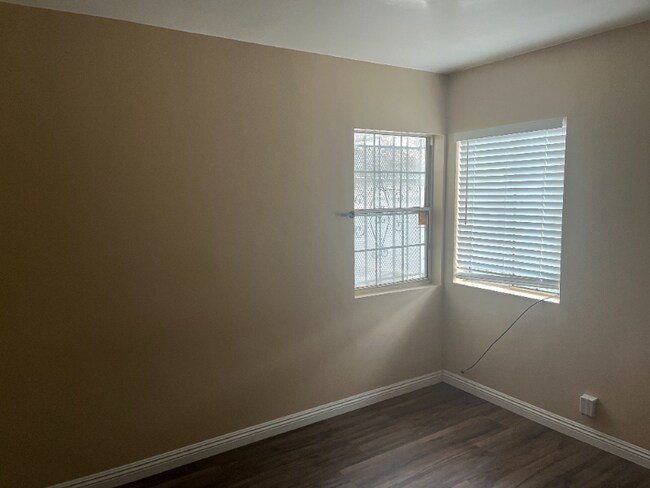 Building Photo - 1423 W 106th St