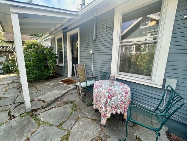 Building Photo - Queen Anne Cottage