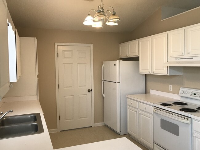 Building Photo - Pet Friendly 3 Bedroom, 2 Bath Duplex in C...
