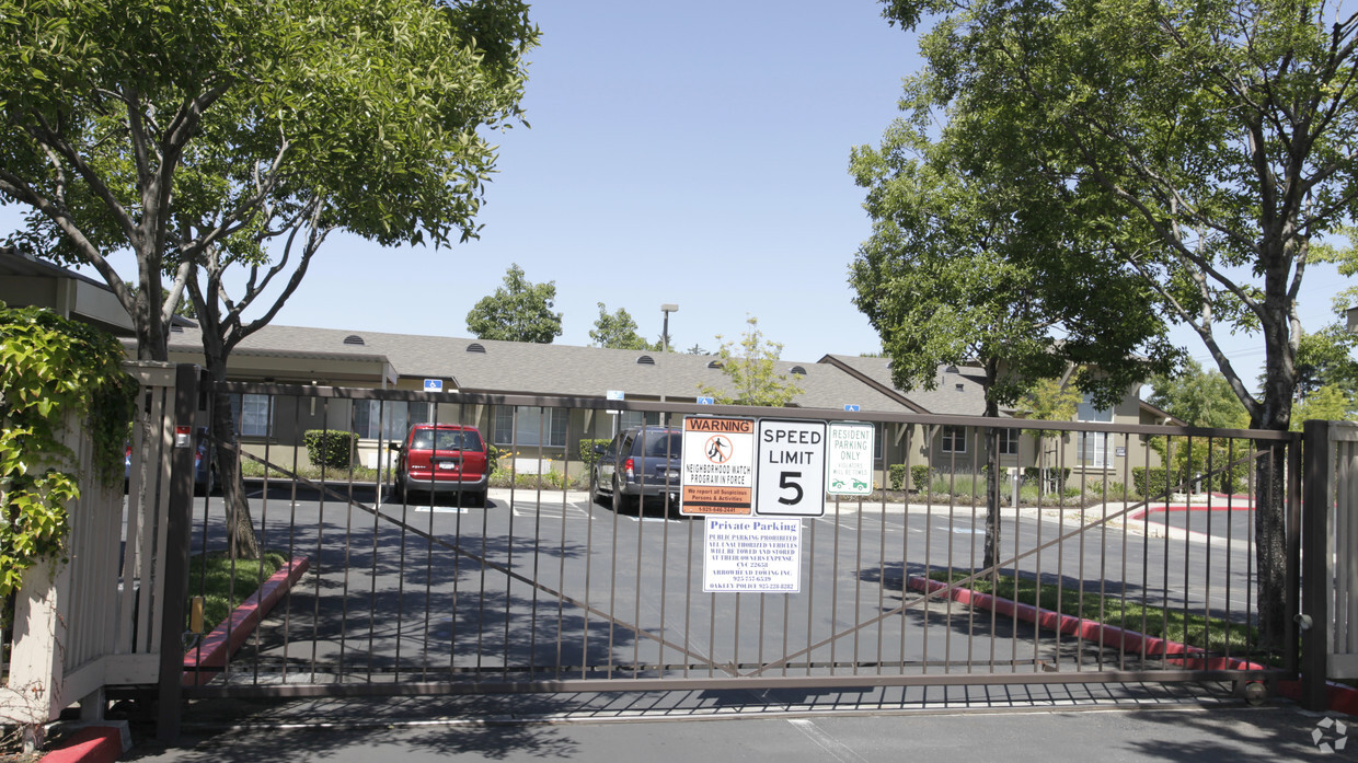 Building Photo - Silver Oak Apartments