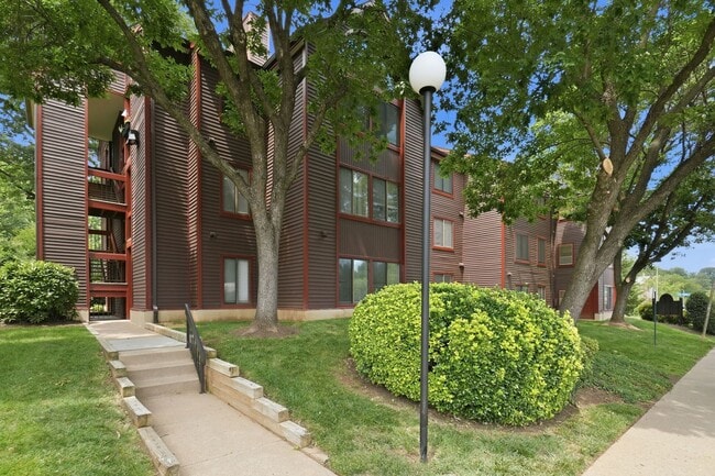 Building Photo - Contemporary design meets exceptional space in this inviting ground level residence, offering eff...