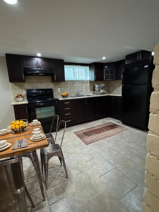 Building Photo - 959 Runnymede Rd