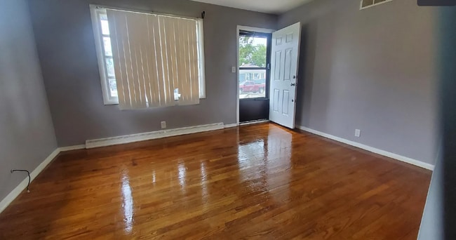Building Photo - Charming 2-Bed Family Home w/ In-Unit Laundry & Pet-Friendly Vibes in Flint!