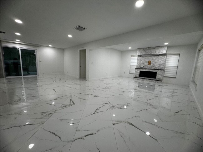 Building Photo - 4250 NW 9th Ct