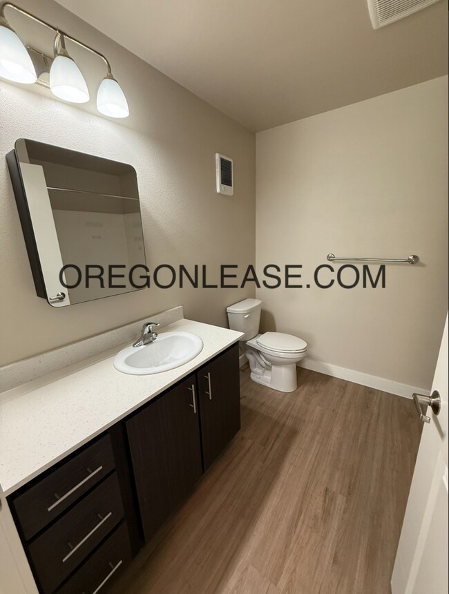 Building Photo - Newer 2-Bedroom Apartment located off Jasper rd in South Springfield