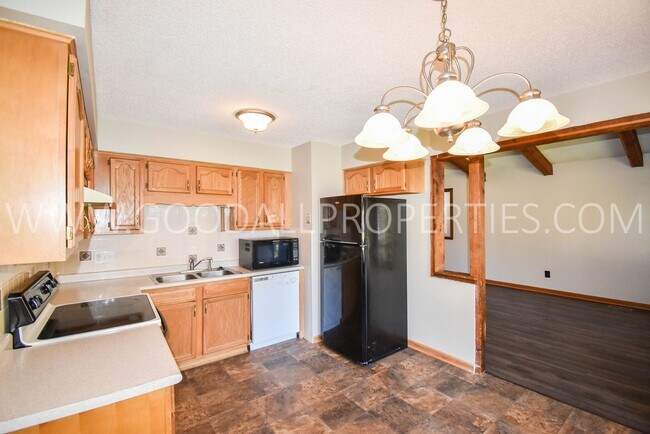 Building Photo - 2 Bedroom duplex with Garage in Clive!
