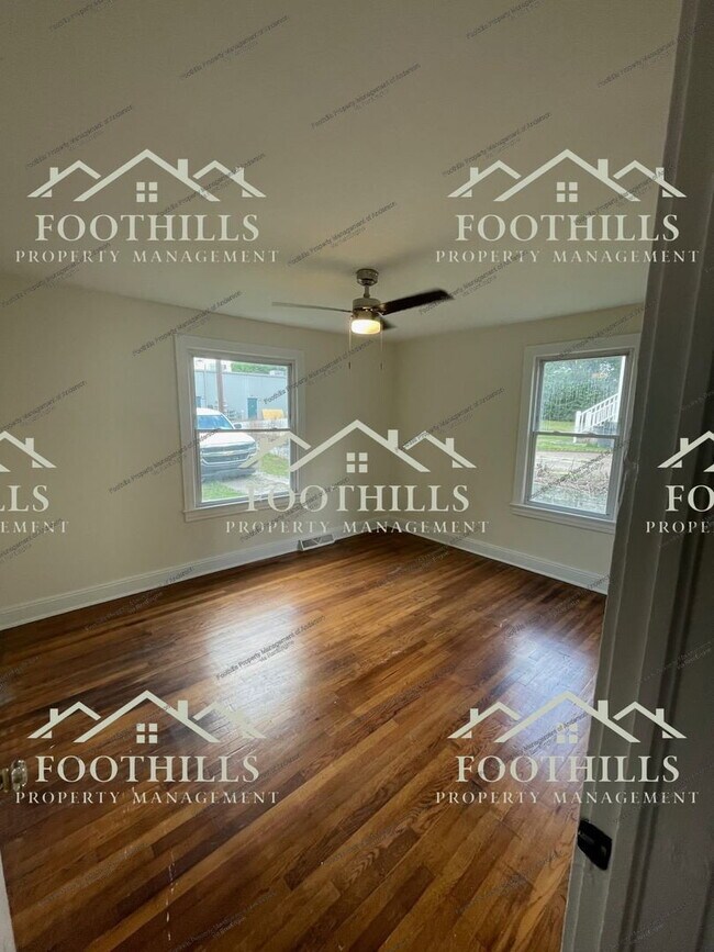 Foto del edificio - 2704 Whitehall Ave