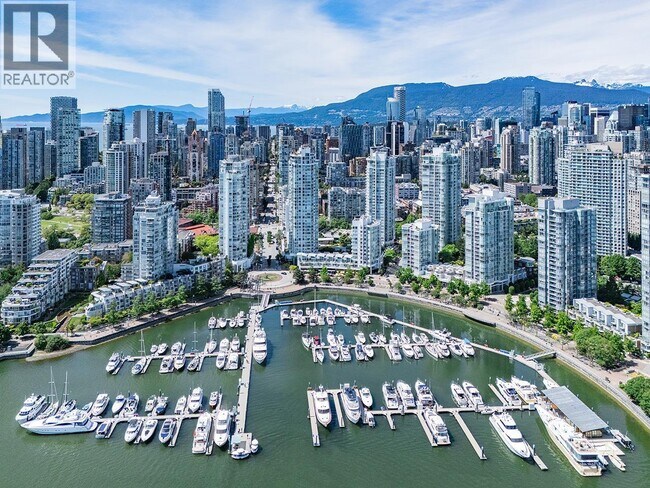 Photo du bâtiment - 1067 Marinaside Crescent
