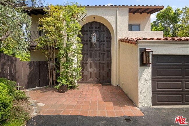 Building Photo - 2492 Banyan Dr