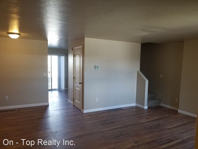 Building Photo - 4 br, 2.5 bath House - 519 E. Lacrosse