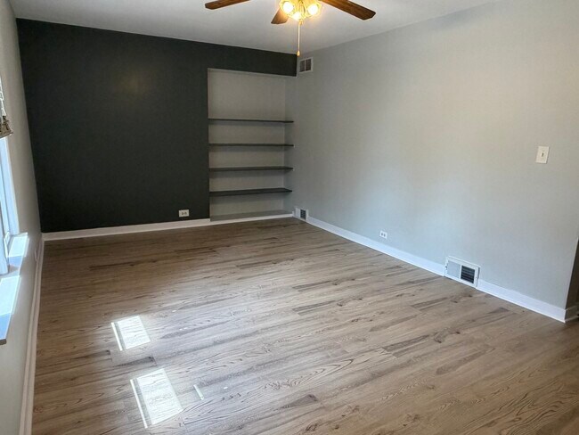Foto del edificio - 9916 W Irving Park Rd