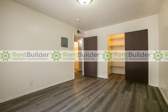 Foto del edificio - 12124 Menaul Blvd NE