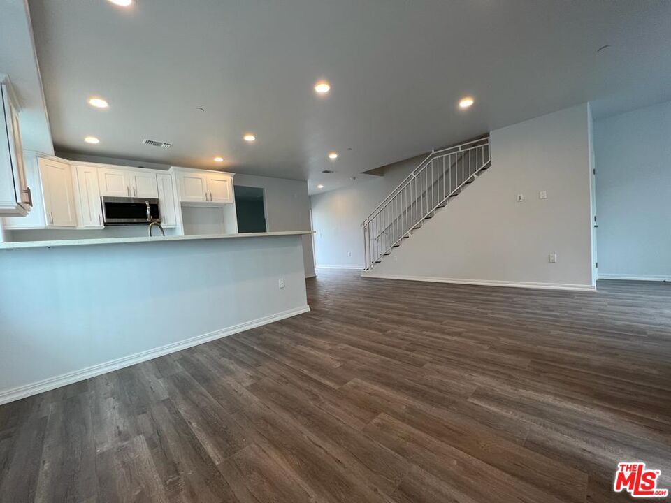 Primary Photo - 1529 N Kingsley Dr