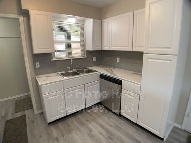 Building Photo - 6812 S Land Ave