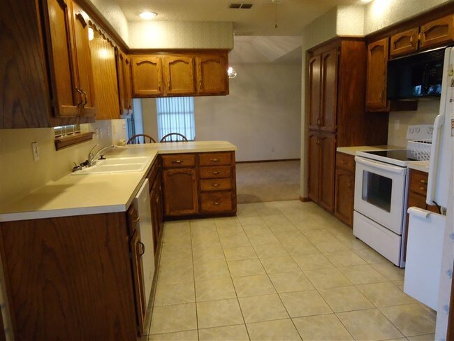Building Photo - 1108 Lake View Dr