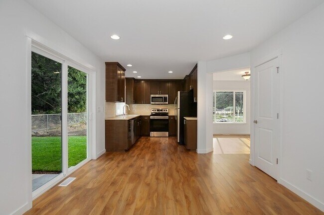 Foto del edificio - Modern Luxury: Spacious 3-Bedroom Home Near JBLM