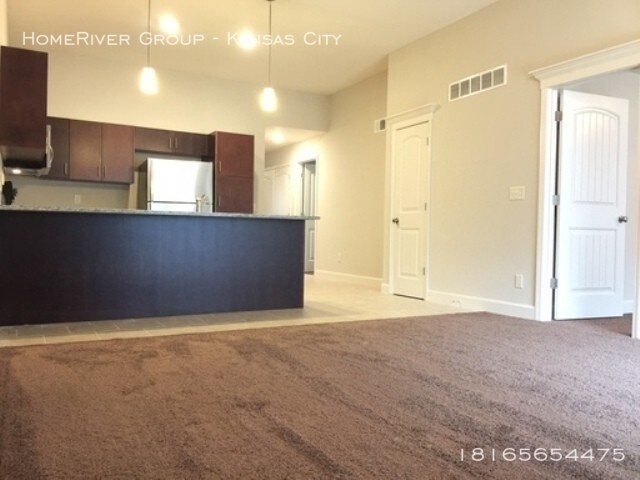 Building Photo - New 3bed/2bath duplex w/1 car garage